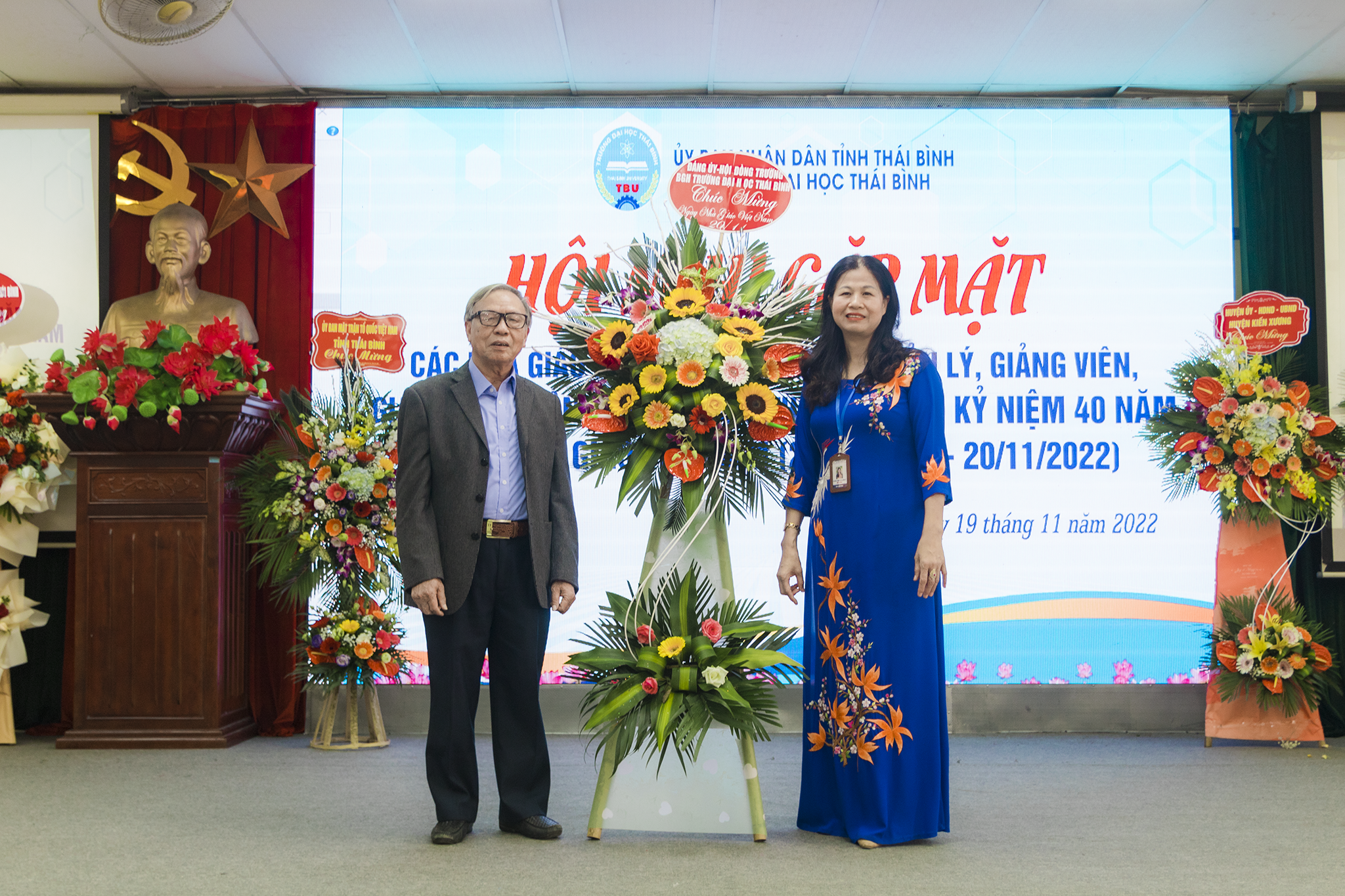 Gặp mặt các thế hệ Nhà giáo nguyên là lãnh đạo, cán bộ, giảng viên, giáo viên, nhân viên của Nhà trường nhân dịp kỷ niệm 40 năm Ngày Nhà giáo Việt Nam.