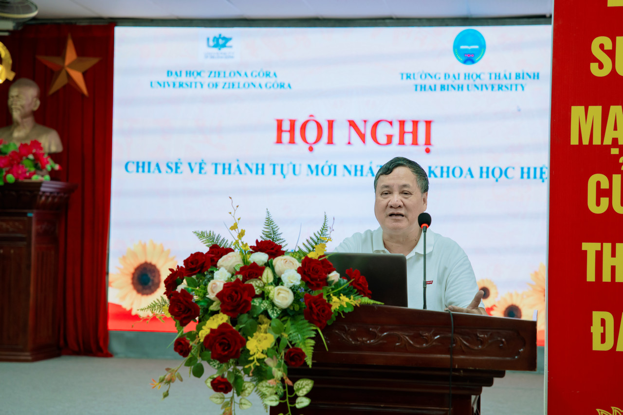 GS. TSKH. Cao Long Vân, đại diện toàn quyền của Đại học Zielona Góra, Ba Lan tại Việt Nam chia sẻ kiến thức với giảng viên, sinh viên Trường đại học Thái Bình.